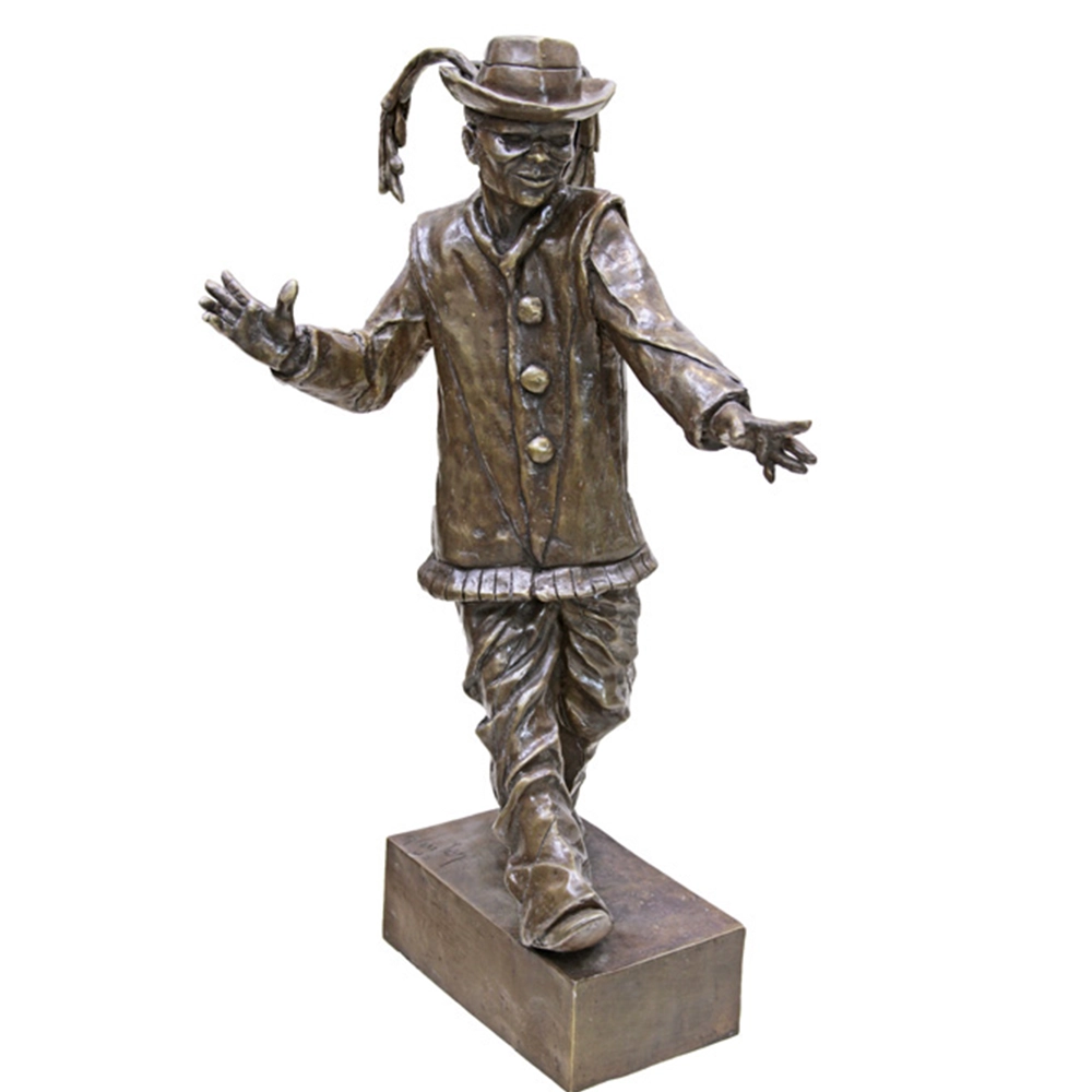 Mario Gruber - Fantasiado Com Penacho 3/7. Bronze patinado, 44x25x22 cm, 2006
