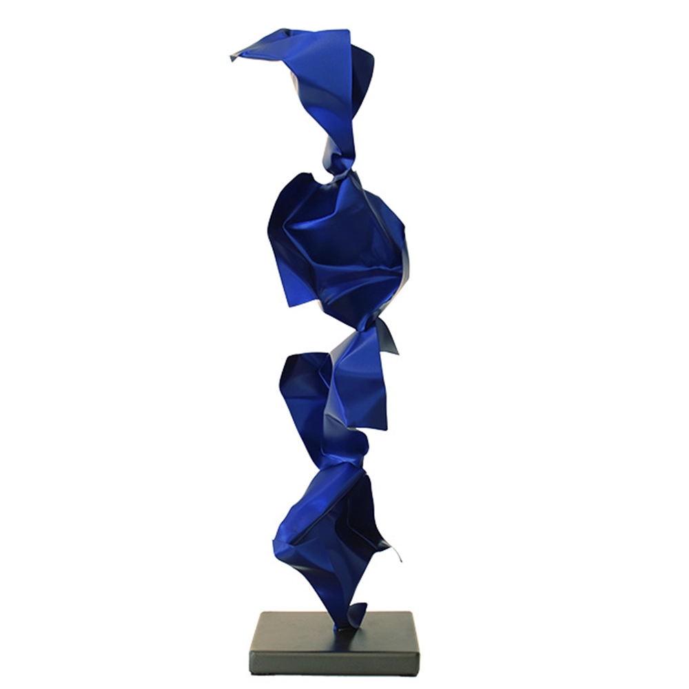 Cassio Lazaro - Totem Amassado azul. Aço pintado, 25x22x25 cm, 2025.