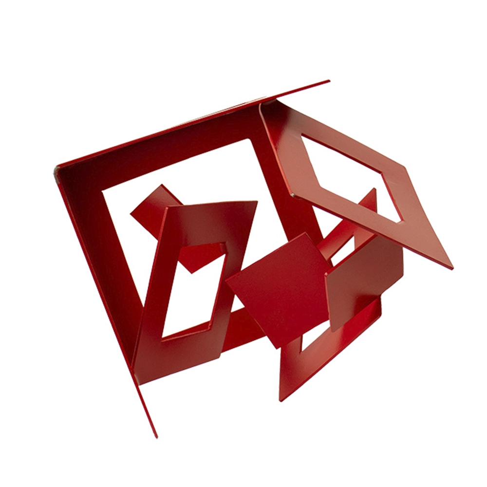 Cassio Lazaro - Desdobramento do cubo vermelho. Aço pintado, 25x22x25 cm, 2025