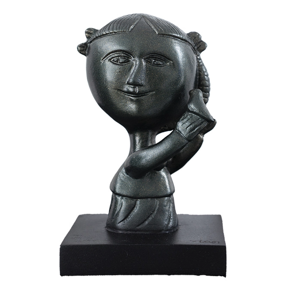 Inos Corradin - Menina com pássaro. Resina e pó de mármore, 16x10x7 cm