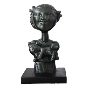 Inos Corradin - Menina com cachorro. Resina e pó de mármore, 16x10x7 cm
